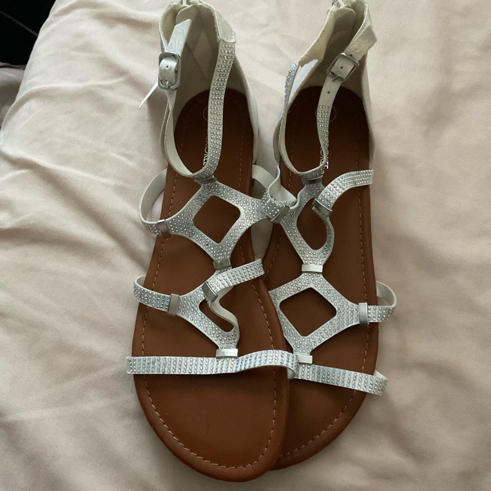 Cherokee sandal
Size 9
Brown and white w silver rhinestones
Brand new with tags